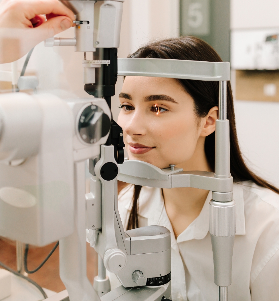 Image d'une personne faisant un examen de la vue chez Optique Fleury